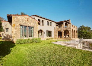 Lakeshore Horizon: Waterfront Villa with Lake & City View